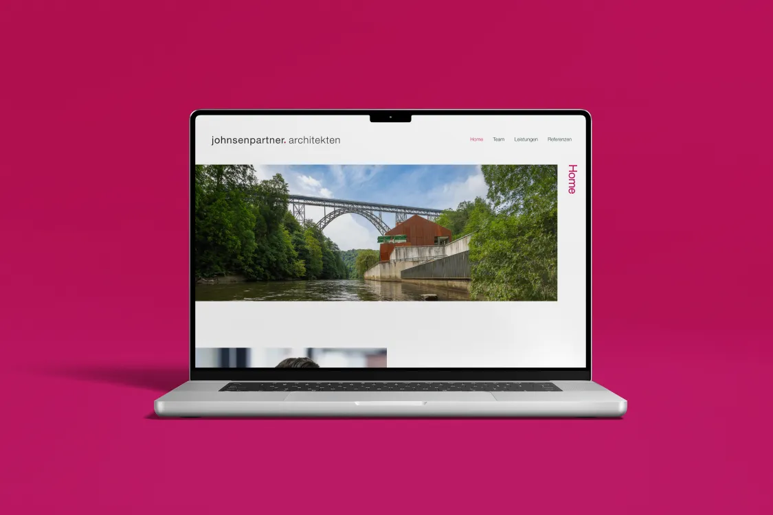 Die Website von johnsenpartner architekten auf einem Notebook, mit großformatigem Projektbild.