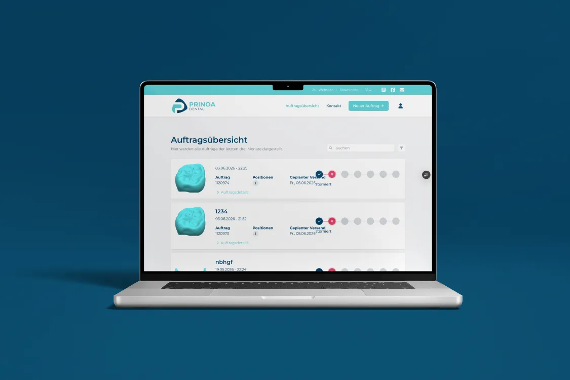 Die Auftragsübersicht der Dental-Plattform auf einem Notebook, mit 3D-Vorschau je Auftrag.