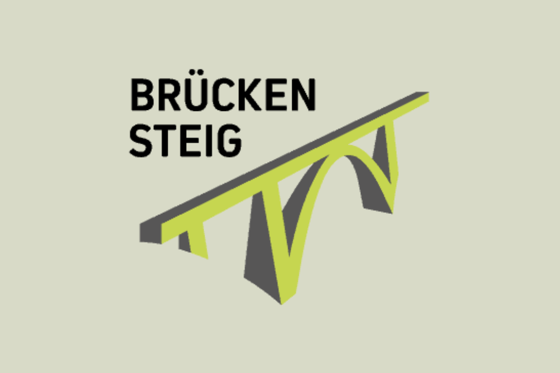 Holzbrücke über einen Steig im Mischwald.